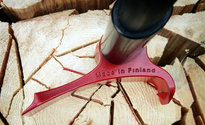 Leveraxe axe splits wood with lever technology Leveraxe axe splits wood with lever technology