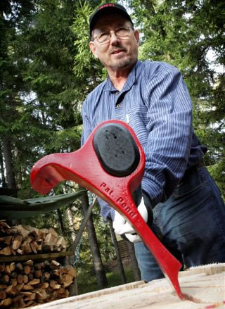 Leveraxe axe splits wood with lever technology Leveraxe axe splits wood with lever technology